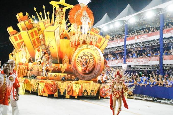 Mocidade Unida da Glória faz desfile perfeito e público se emociona