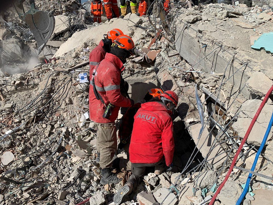 Bombeiros capixabas enfrentam terremoto em missão na Turquia