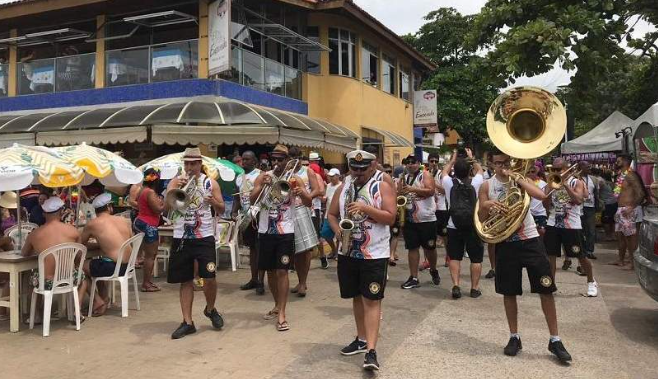 Desfile de blocos e banho de mar a fantasia abrem o sábado de carnaval