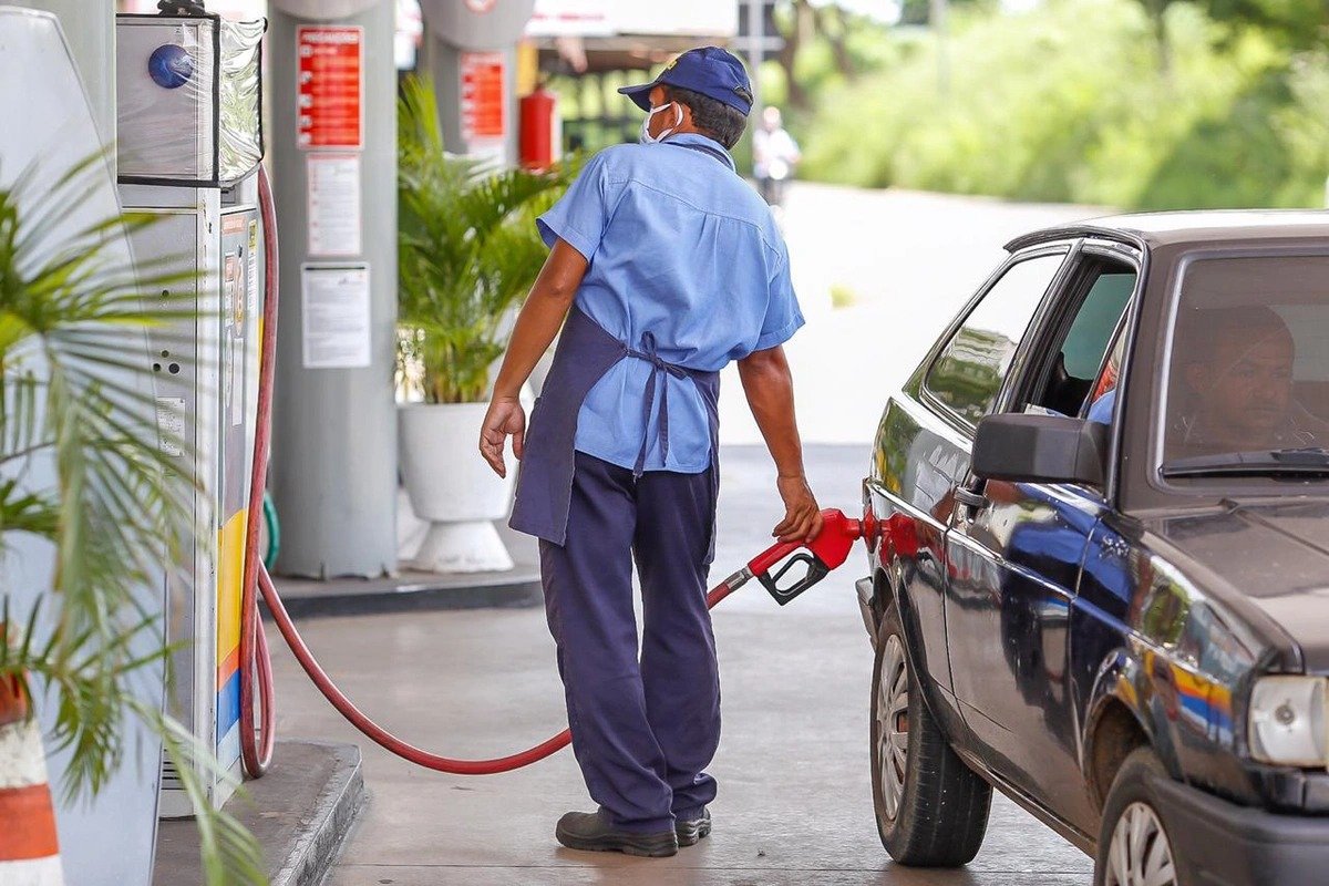 Governo Lula aumenta preços da gasolina