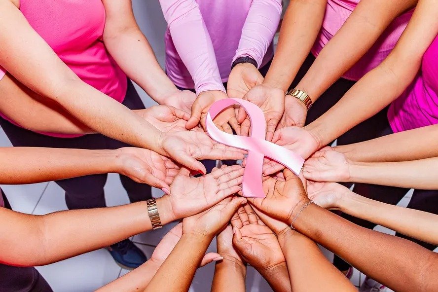 O que é o Outubro Rosa e quais os sintomas do câncer de mama.