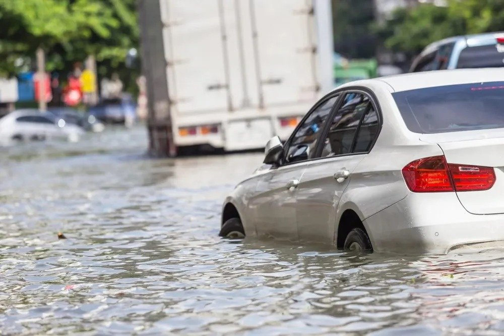 Alagamento, inundação e queda de árvore: saiba se o seu seguro auto cobre danos causados pela chuva.
