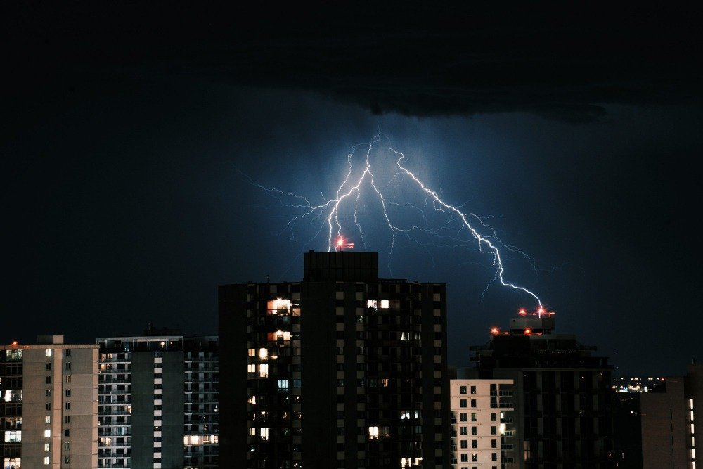 Quedas de energia são comuns em períodos de chuva e podem causar prejuízos