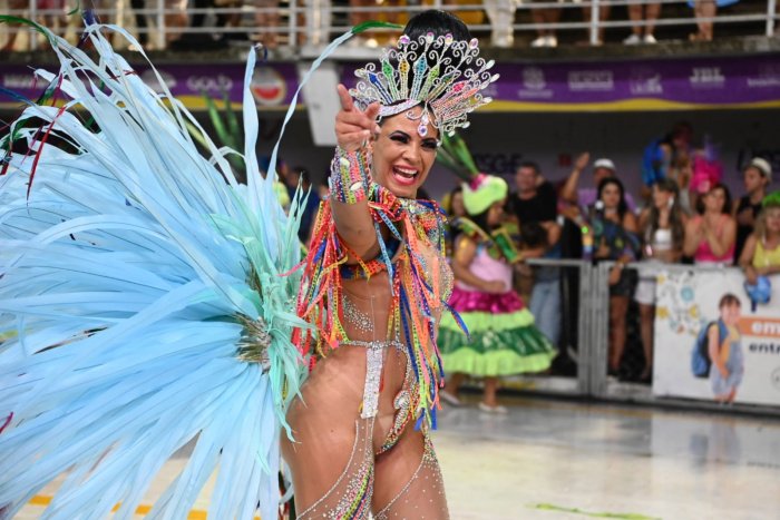 O primeiro dia de desfiles do Carnaval de Vitória em busca da elite.