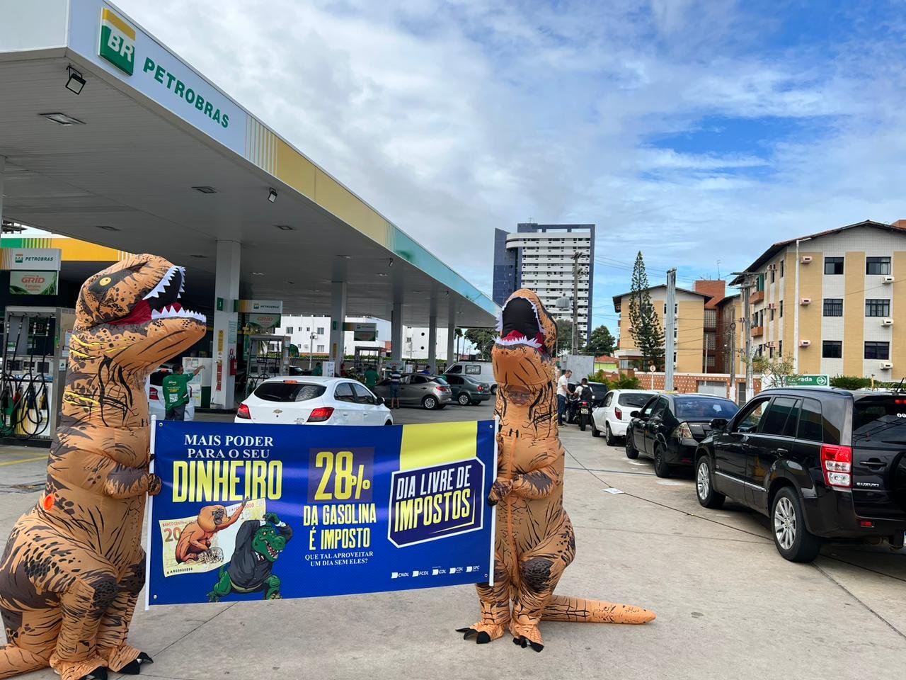 Gasolina mais barata e lojas com descontos em Dia Livre de Impostos