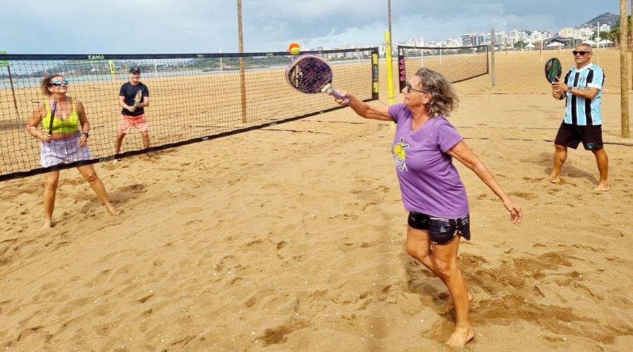 Torneio de beach tennis reúne atletas com mais de 60 anos na Praia de Itaparica