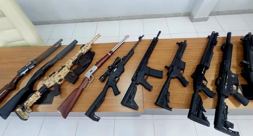 Empresário do ES é preso com armas, incluindo fuzis e pistolas das polícias dos EUA e do exército de Israel