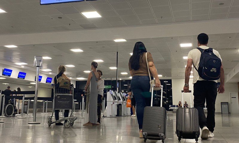 Russo é detido após fazer gestos obscenos e quebrar objetos no Aeroporto de Vitória