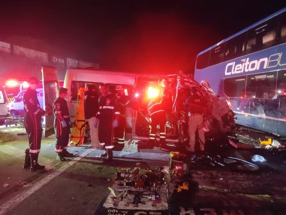 Acidente entre ônibus e van com torcedores do Corinthians deixa 3 mortos e 12 feridos na BR-262, no ES