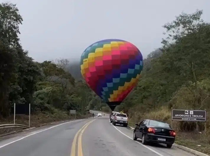 Balão com 13 pessoas fez pouso de emergência em área de mata no ES