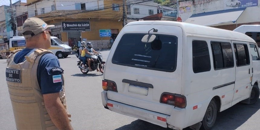 Blitz flagra infrações e retira vans escolares de circulação em Vila Velha