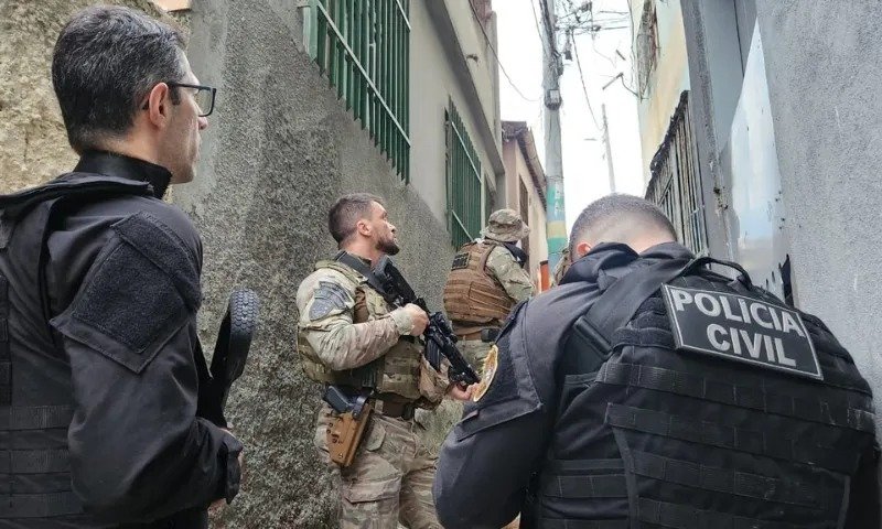 Polícia faz operação com helicóptero para prender integrantes de facção de Vitória