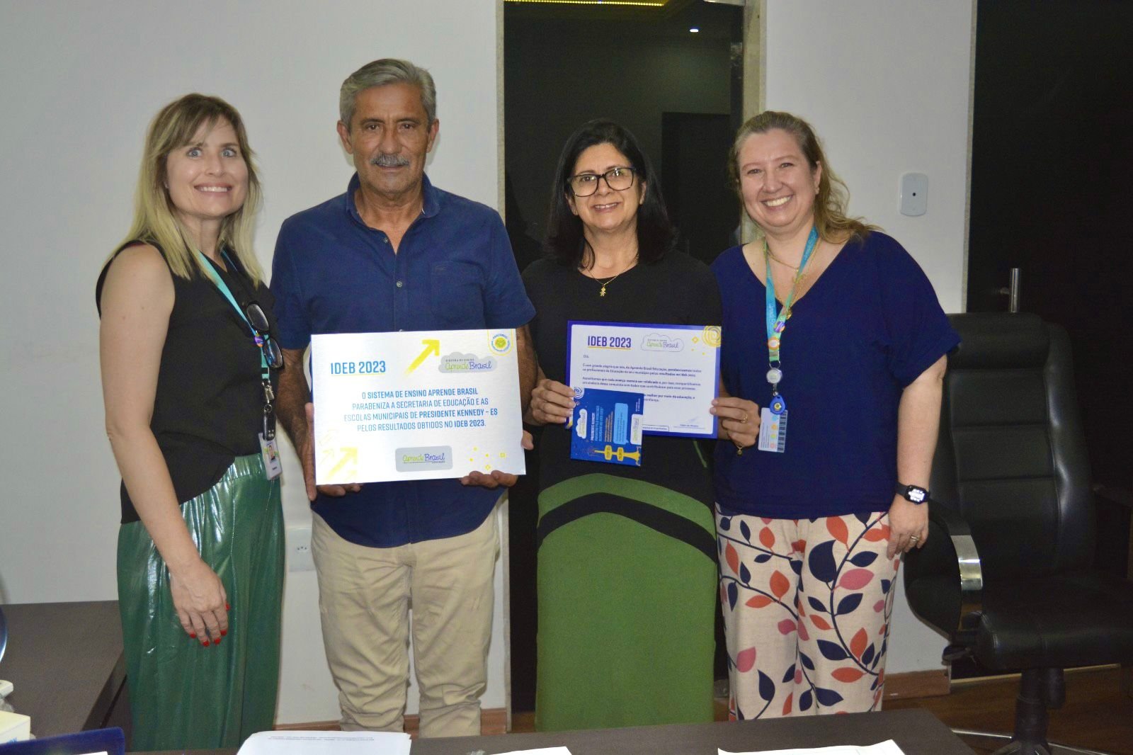 Dorlei Fontão Recebe Certificado do Sistema de Ensino Aprende Brasil pelos Avanços no IDEB