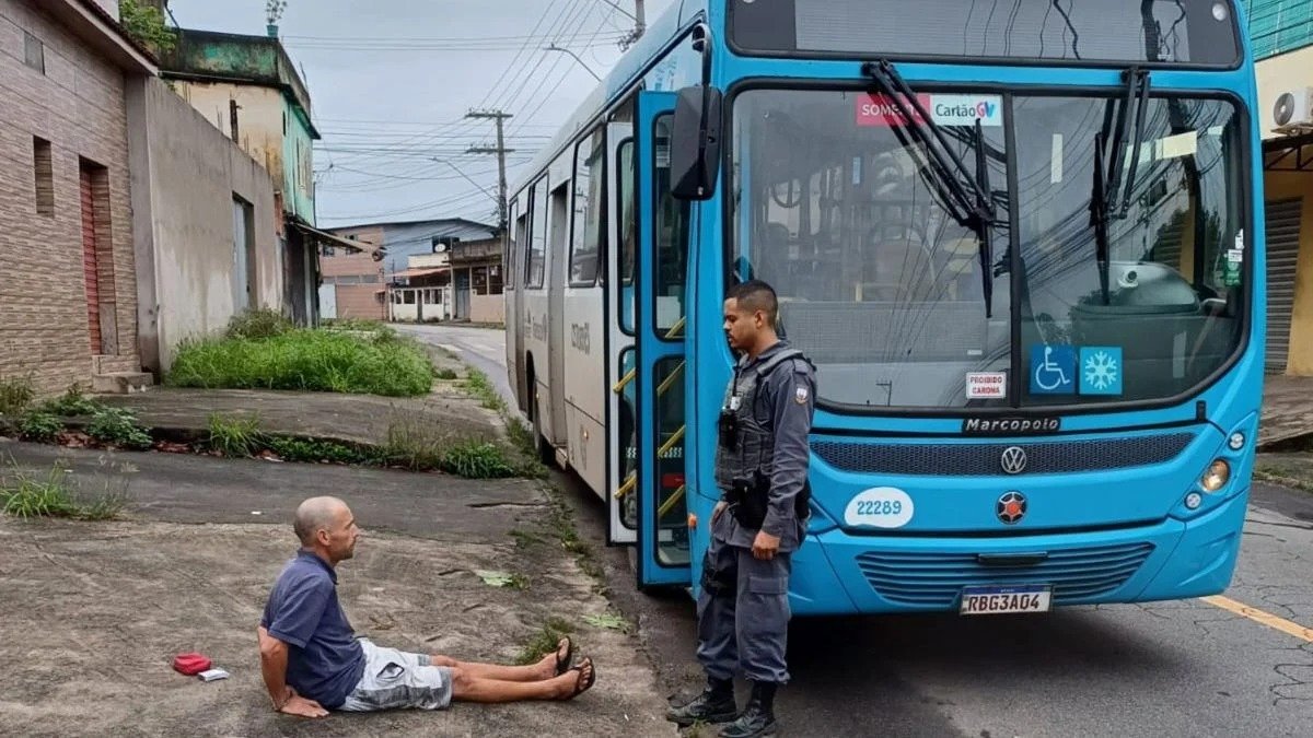 Homem rouba Transcol em terminal e dirige nas ruas de Vila Velha a 100 km/h