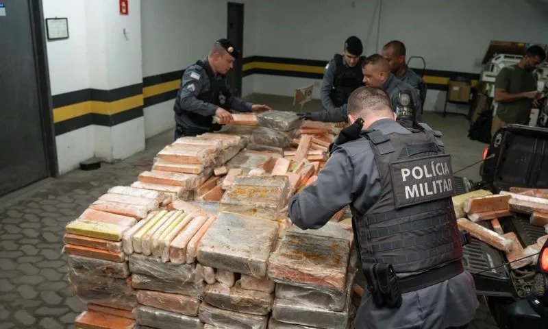 Após denúncia anônima, polícia apreende quase três toneladas de maconha na Serra