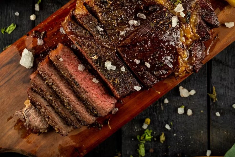 Gordura da picanha no churrasco: tirar ou comer? Entenda quando o nutriente pode ser saudável e os riscos