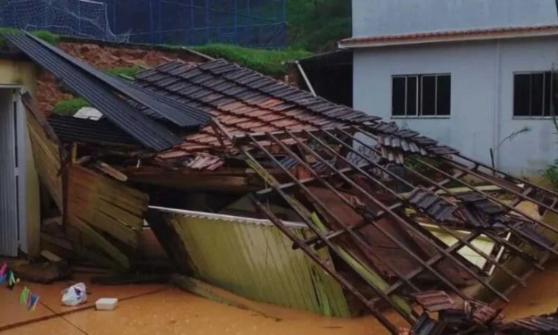 Oito pessoas ficam desalojadas após casa desabar na região serrana do ES durante temporal