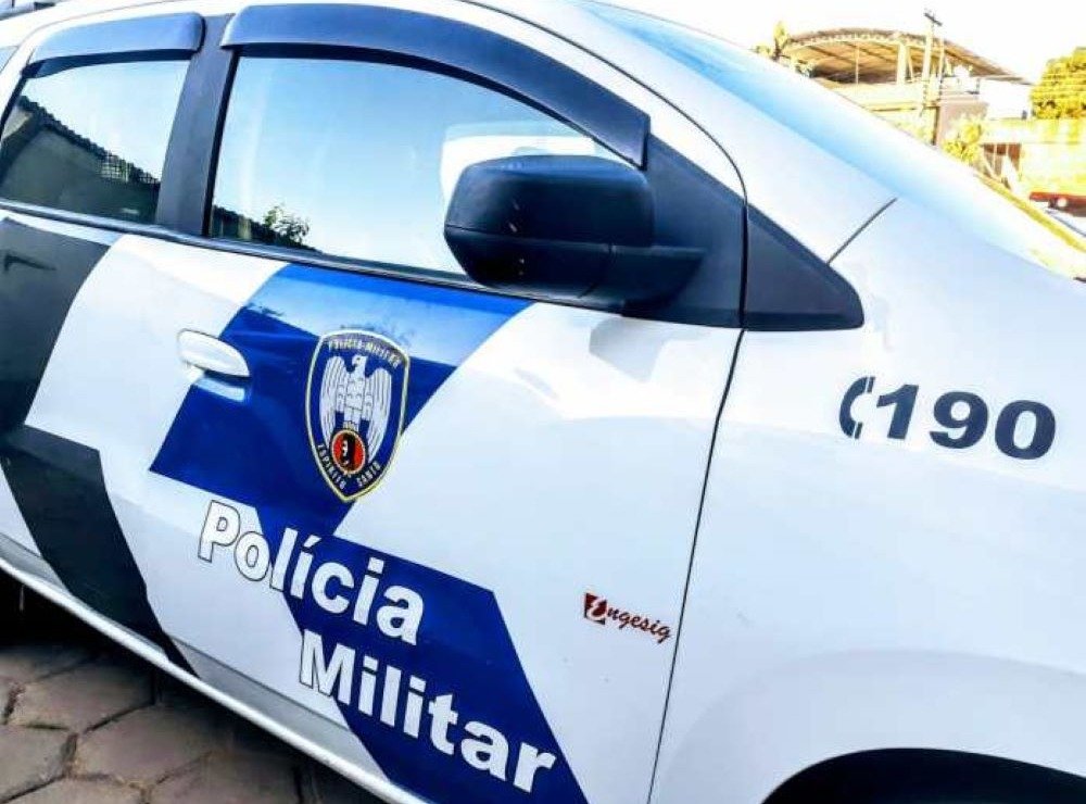 Encapuzados matam dois jovens a tiros dentro de carro em Iriri