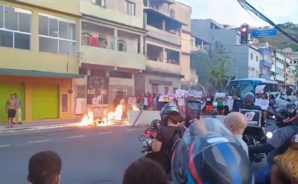 Protesto após morte de homem deixa o trânsito na região de São Pedro parado em Vitória