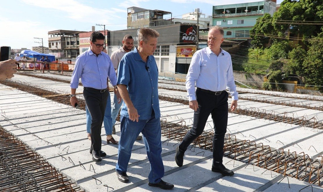 Obras do viaduto em Cariacica avançam, e prefeito e governador acompanham etapa final de construção