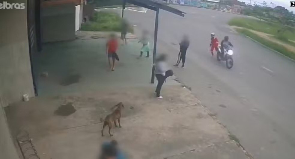 Dupla de moto faz arrastão em pontos de ônibus na Serra