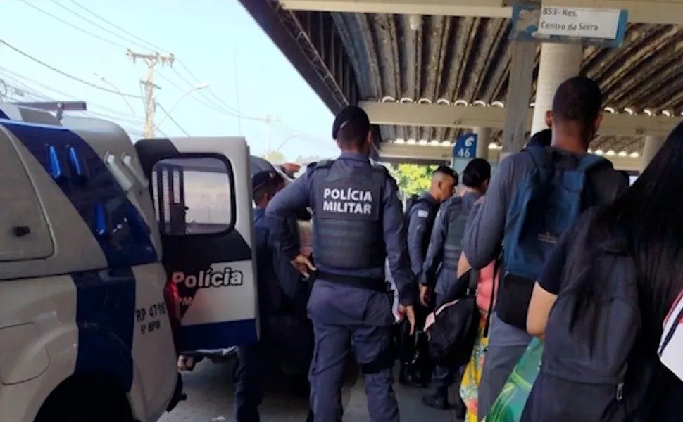 Mulher é presa após esfaquear o marido no Terminal de Laranjeiras