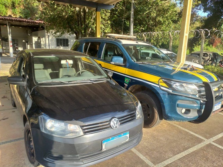 PRF apreende dois carros roubados e arma de fogo em menos de duas horas no ES