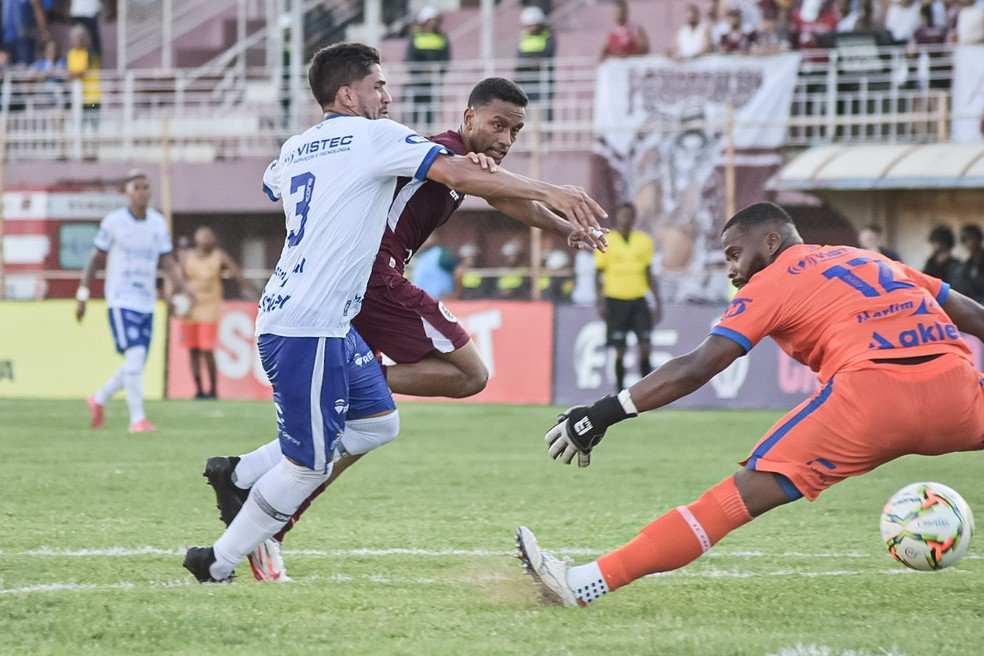 Desportiva vence clássico e Rio Branco tropeça na estreia do Capixabão