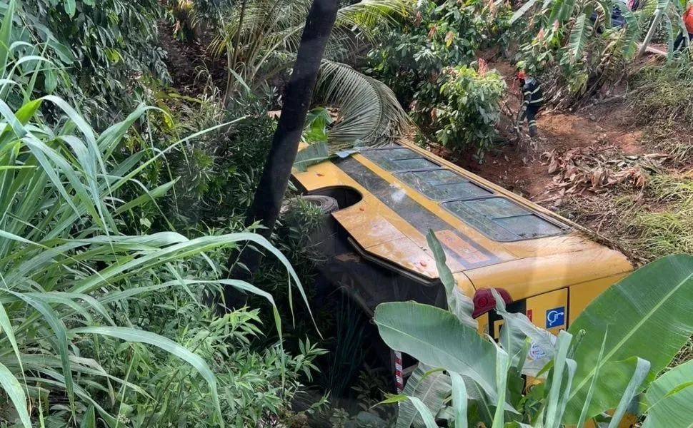 Ônibus escolar com crianças a bordo tomba no Noroeste do ES