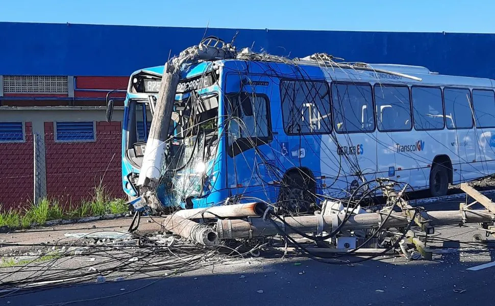 Ônibus perde controle bate em poste e deixa ao menos sete pessoas feridas na Serra