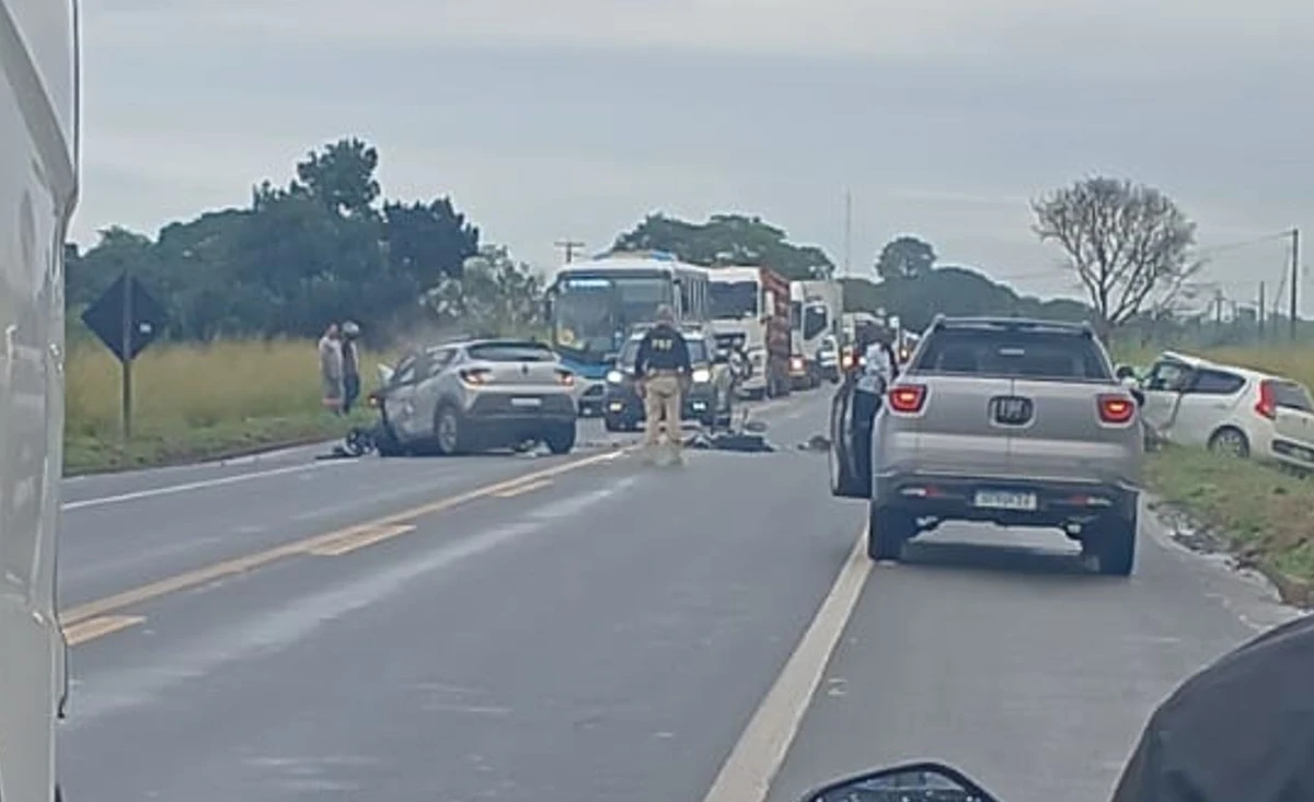 BR-101 totalmente interditada após acidente entre 3 carros em Linhares