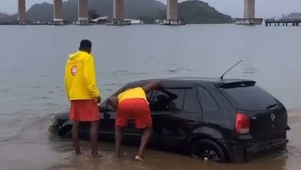 Corpo é achado no local onde carro foi parar no mar atrás de shopping em Vitória