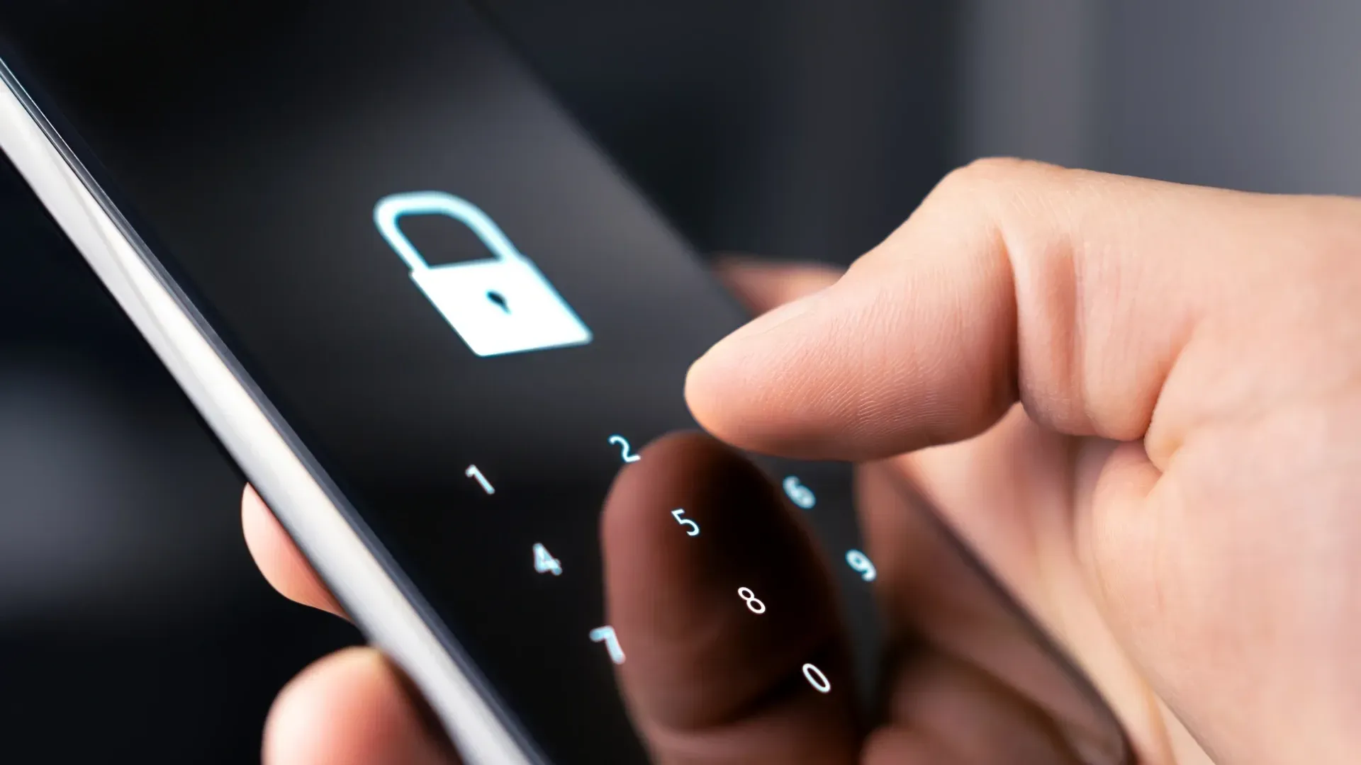 Homem encontra celular furtado sendo vendido na internet e PM prende suspeito