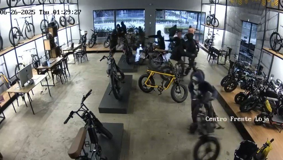 Jovens invadem loja em Vila Velha e furtam 12 bicicletas elétricas