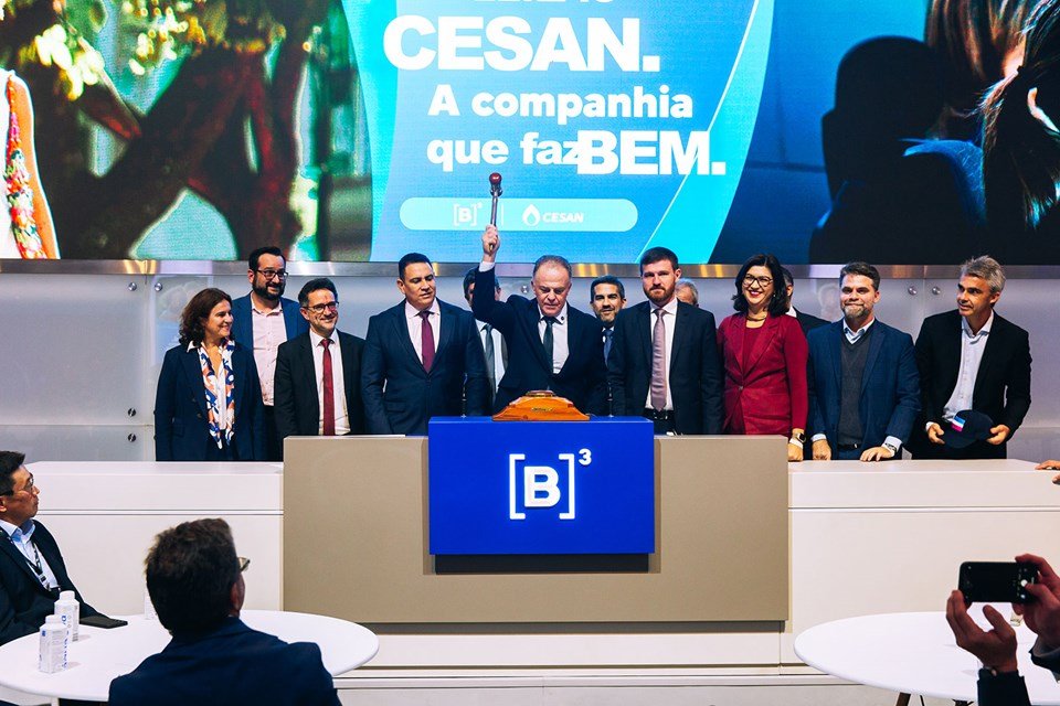 Leilão define empresas estrangeiras para ampliar tratamento de esgoto em 43 municípios do ES