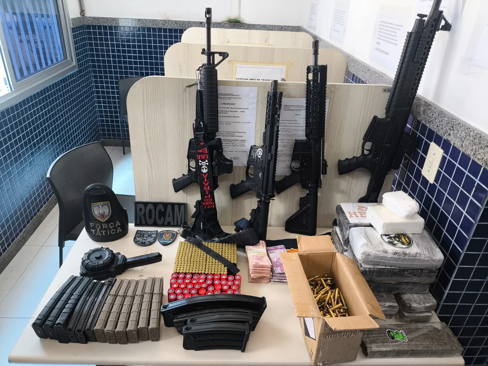Fuzis e drogas são apreendidos após perseguição em Vila Velha