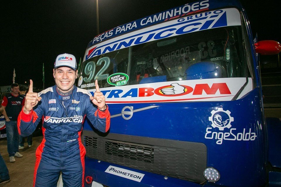 Piloto capixaba Hugo Cibien vence primeira corrida noturna da história da Copa Truck