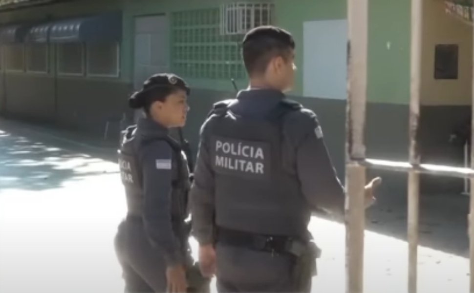 Criminosos invadem escola, ameaçam diretora e levam computador em Cariacica