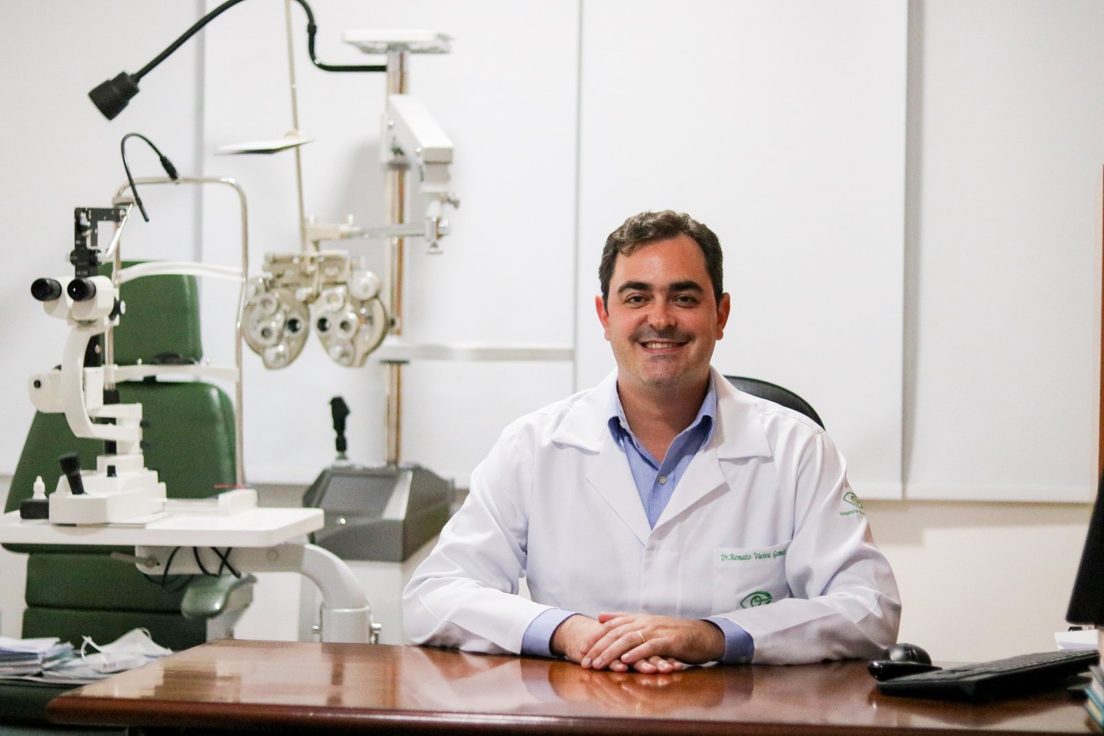 Influencer passa por cirurgia ocular após inflamação causada por lentes de contato