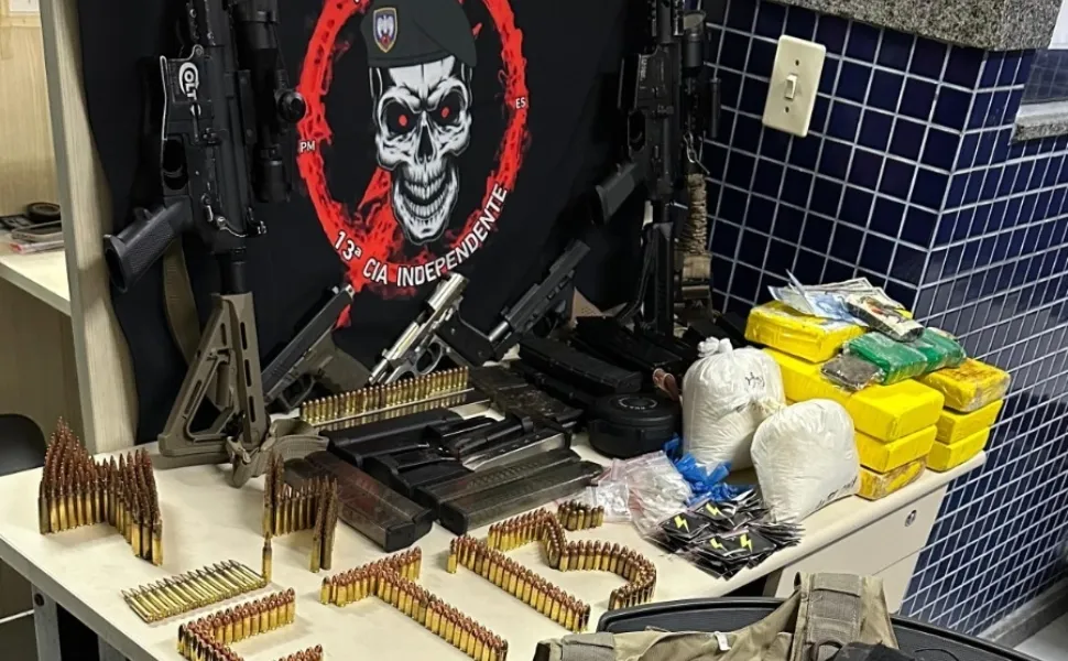 Casal que guardava arsenal dentro de casa é preso em Vila Velha