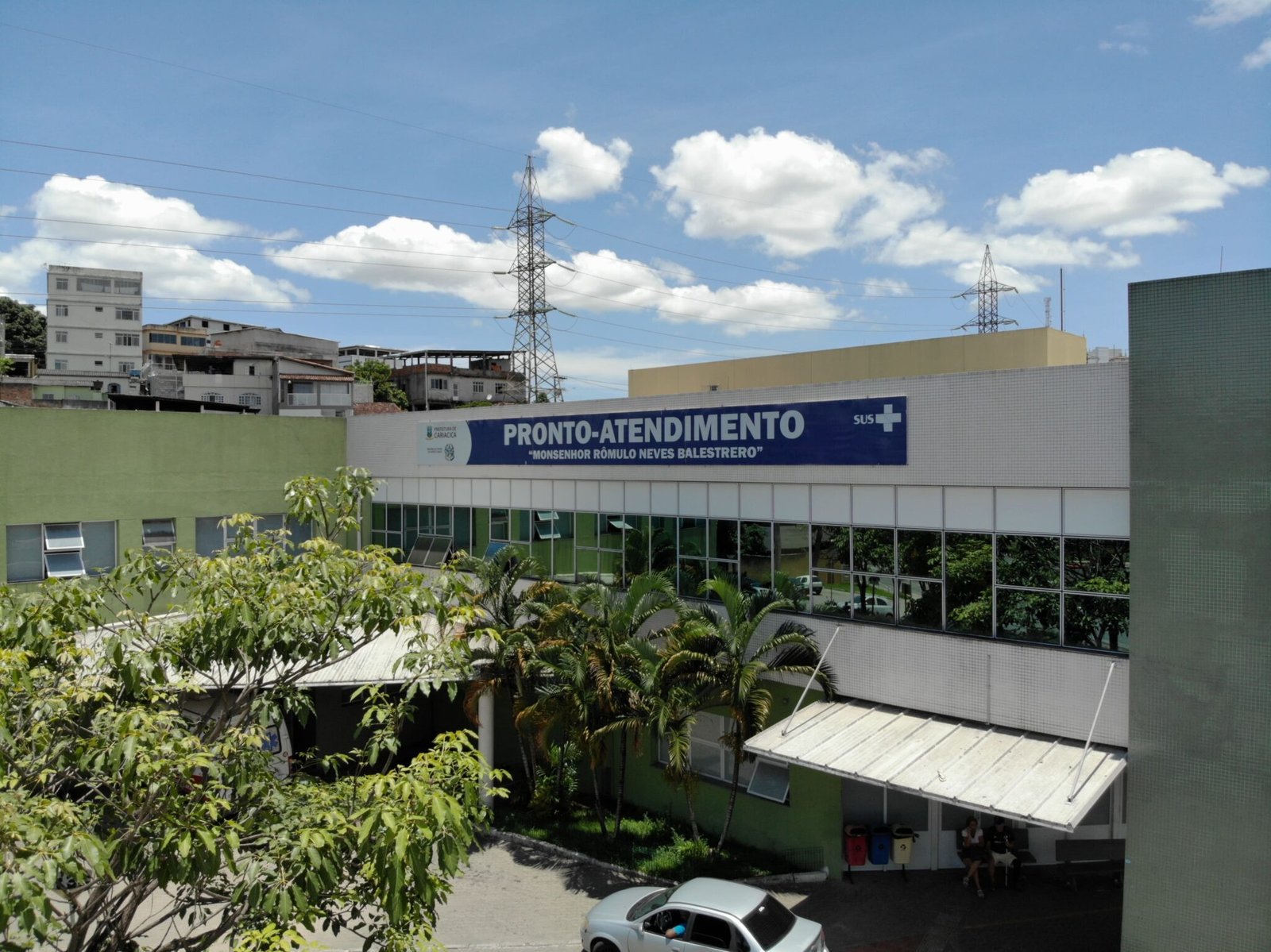 Jovem quebra porta de vidro com soco em PA de Cariacica e fica ferido