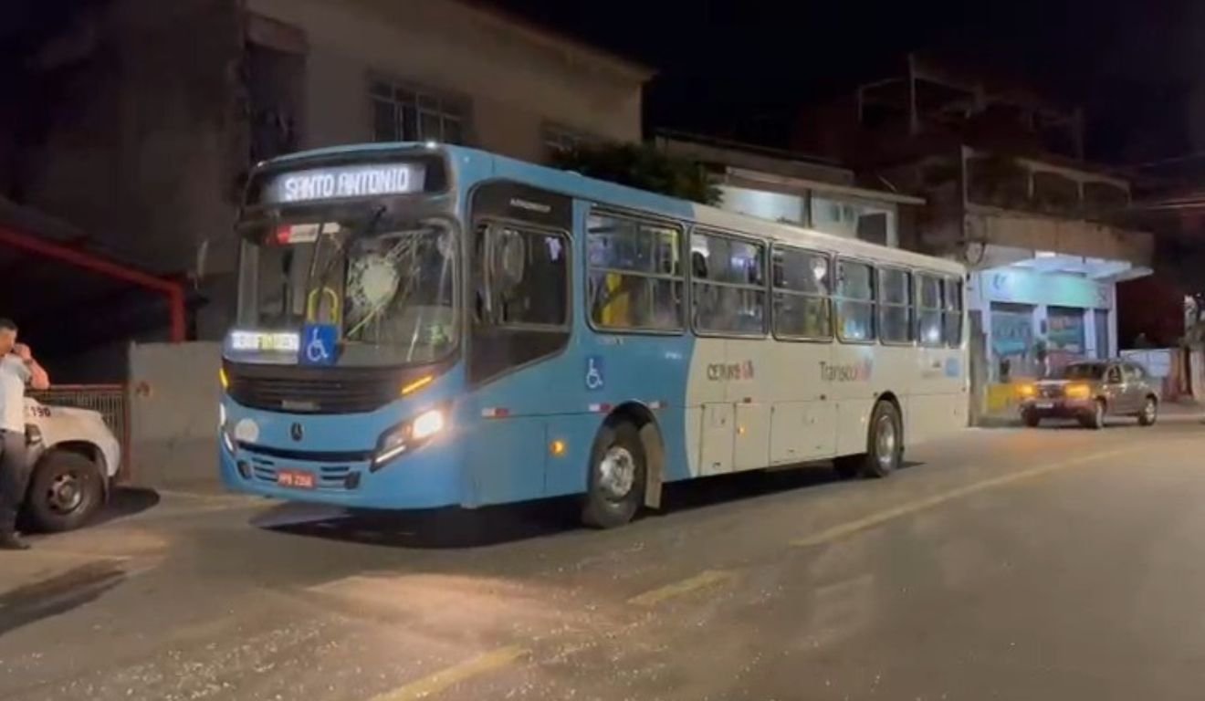 Sete ônibus são atacados e apedrejados em mais uma noite de tensão em Vitória