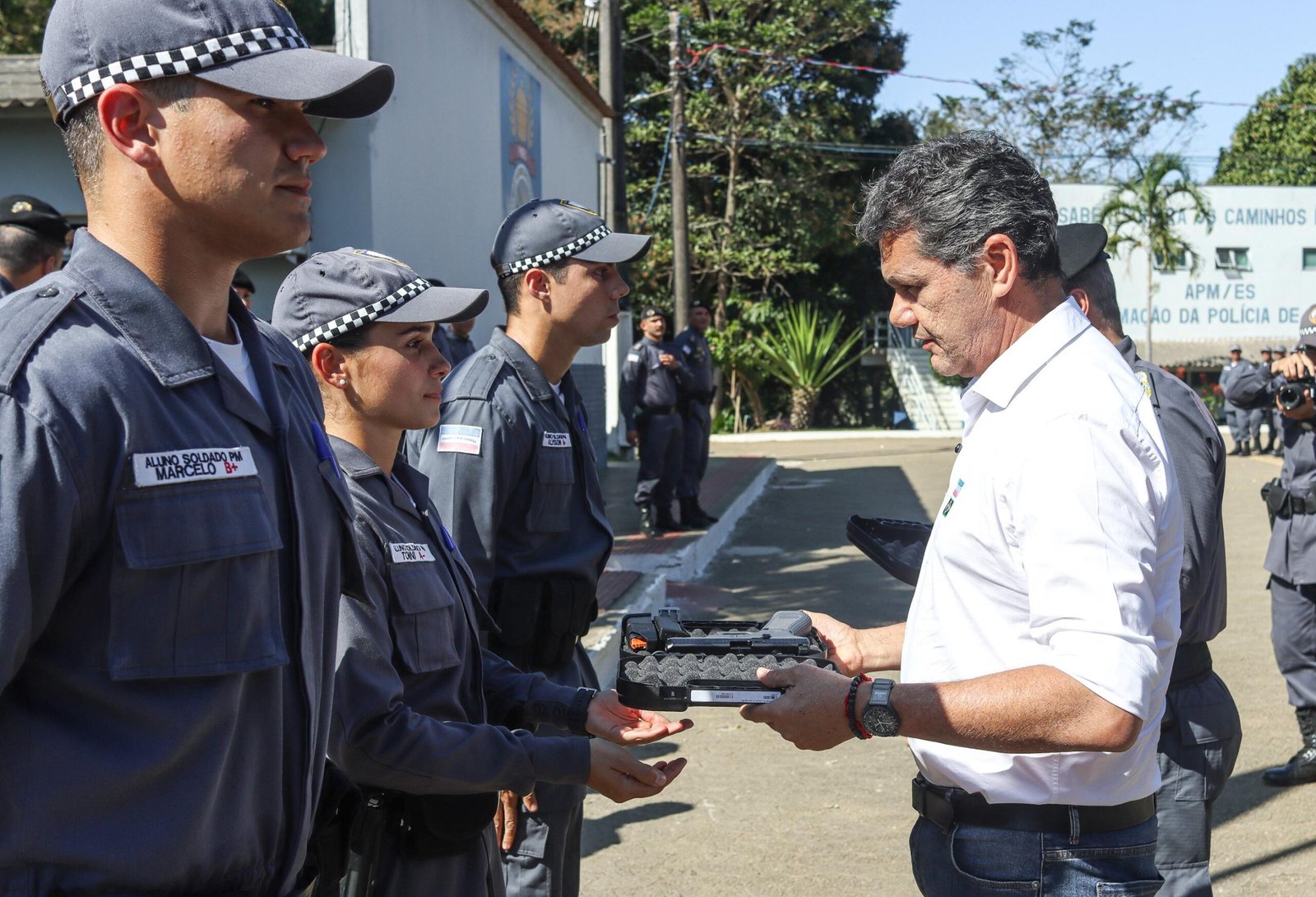 Governo do ES entrega mais de 2 mil novas pistolas Glock à Polícia Militar