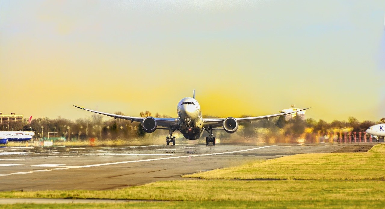 Passagens aéreas para o verão 2026 têm variação de até 1.000%, aponta Procon Vitória