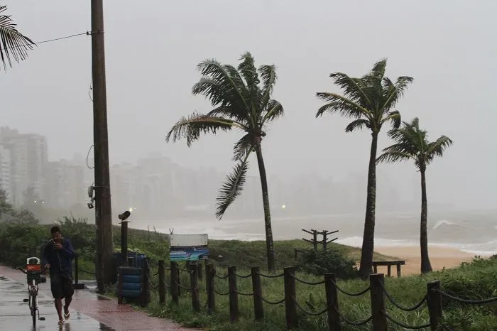 Marinha emite alerta de frente fria com ventos intensos no litoral do ES