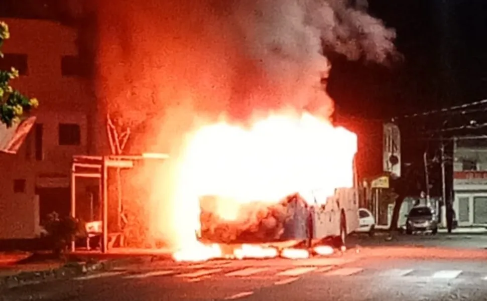Após morte de suspeito, ônibus é incendiado e coletivos deixam de circular em bairros da Serra