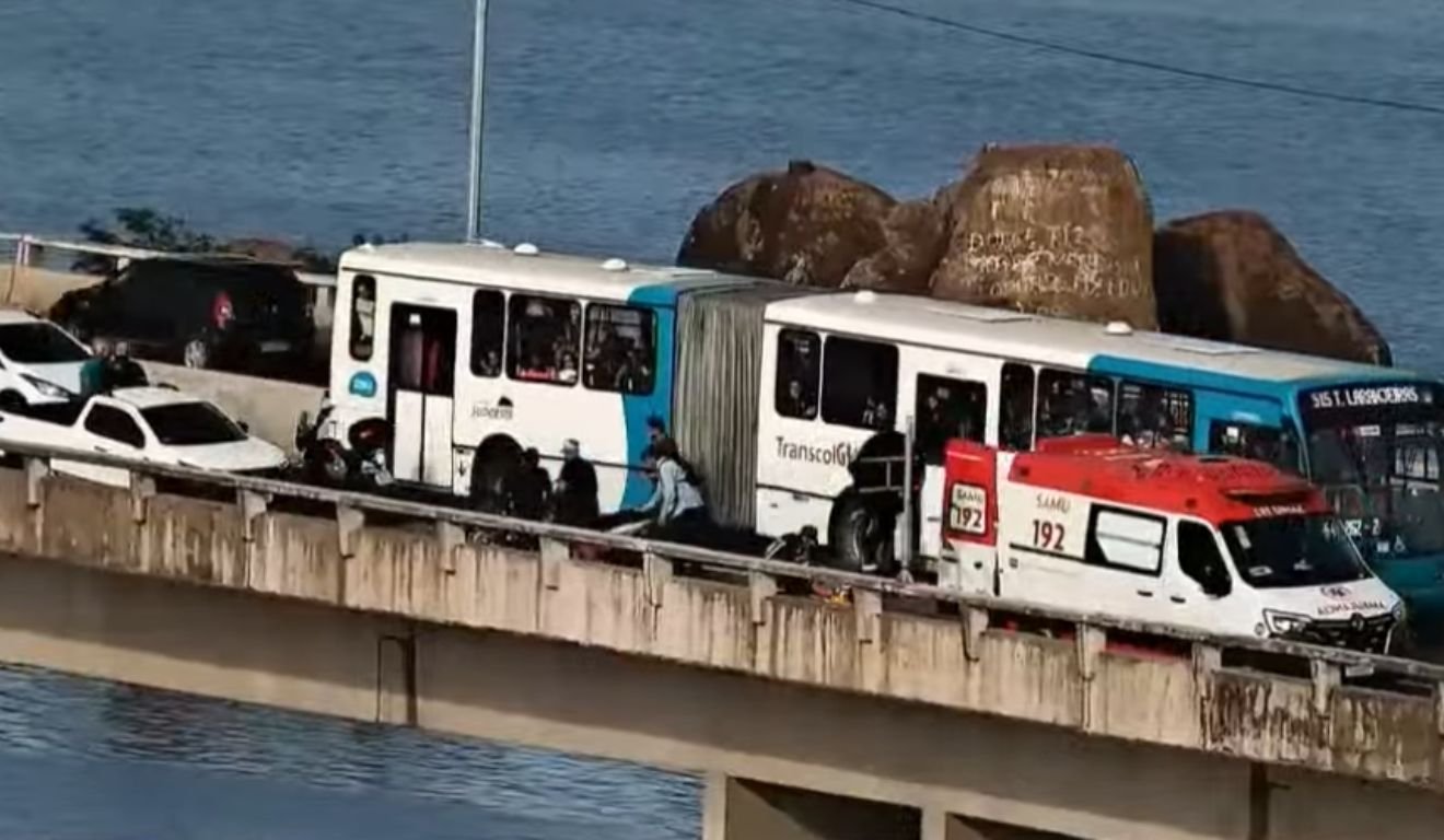 Acidente deixa feridos e complica trânsito na Segunda Ponte e acessos em Vila Vila Velha e Cariacica