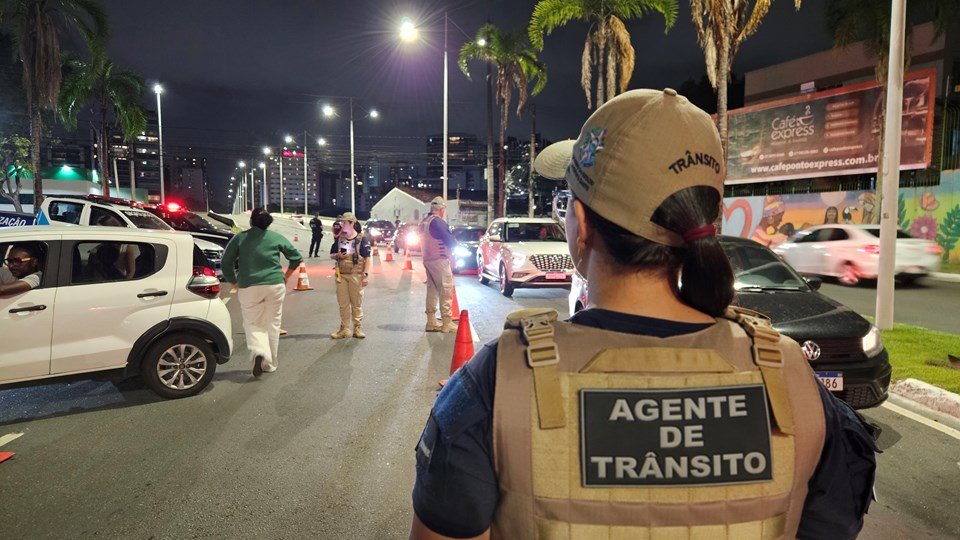 Motorista flagrado com licenciamento vencido pode ter veículo apreendido