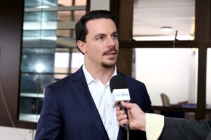Giuliano explica que a cooperação envolve cessão de espaço na Ales para atendimento da Caixa / Foto: Lucas S. Costa