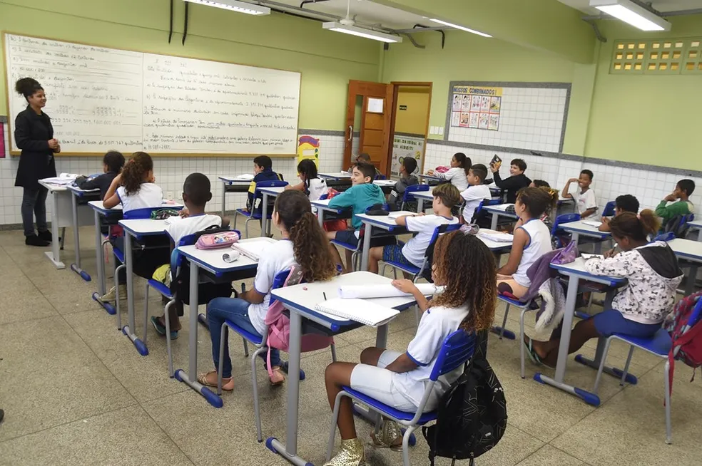 Governo do ES anuncia reajuste salarial para professores e agentes de suporte educacional
